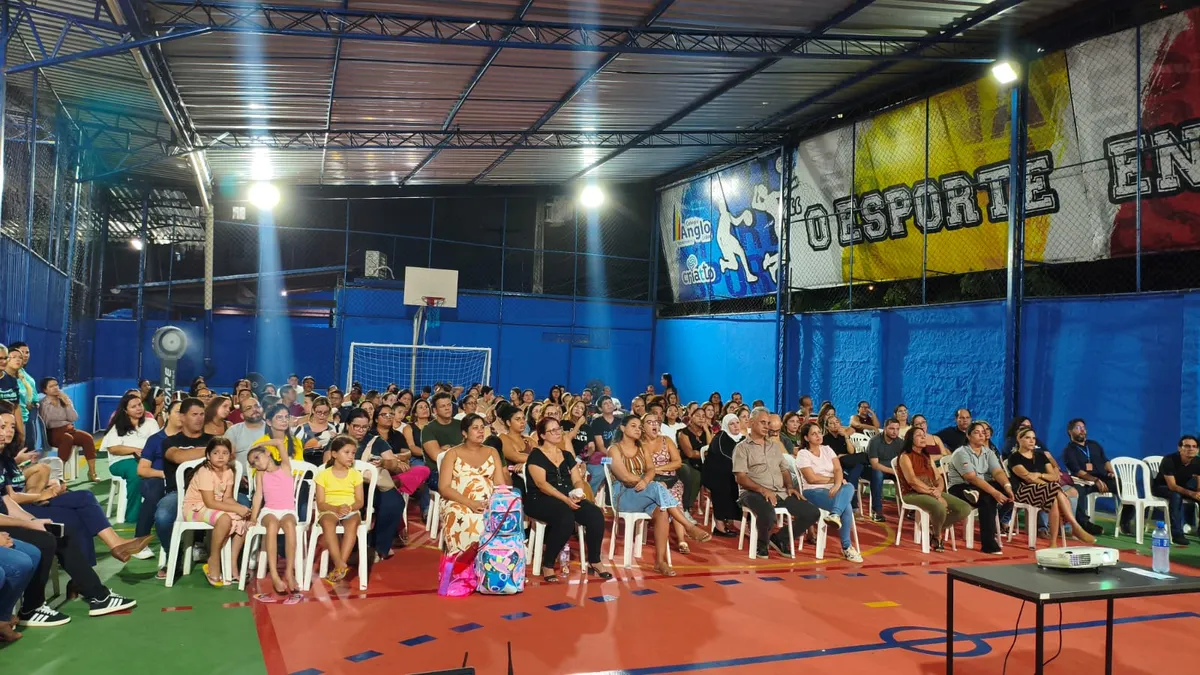 Famílias e equipe escolar reunidas na quadra do Anglo Tamarineira