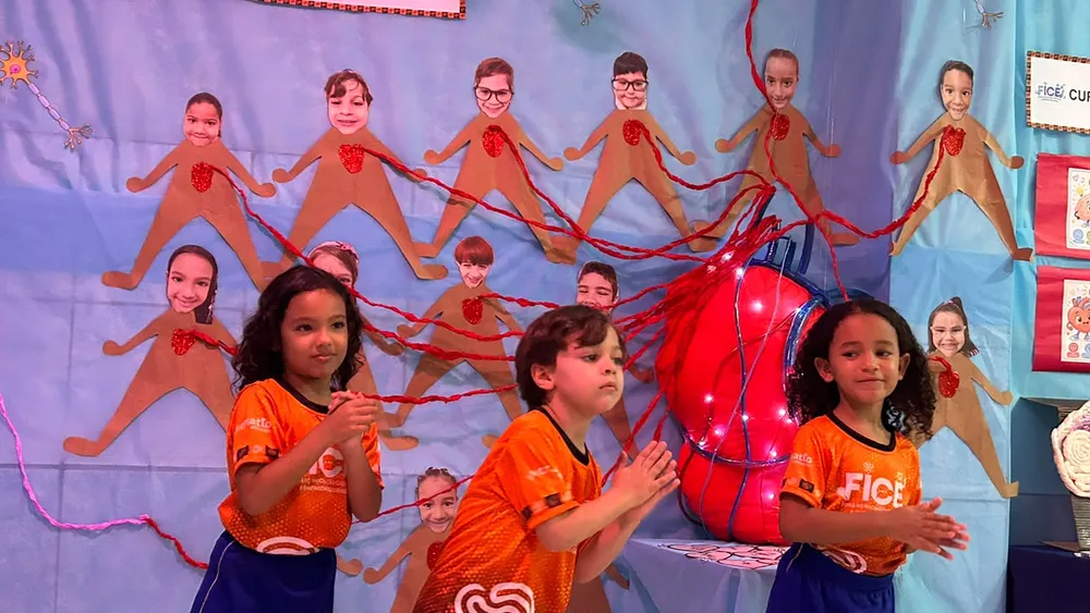 Crianças apresentando um trabalho sobre o coração na FICE