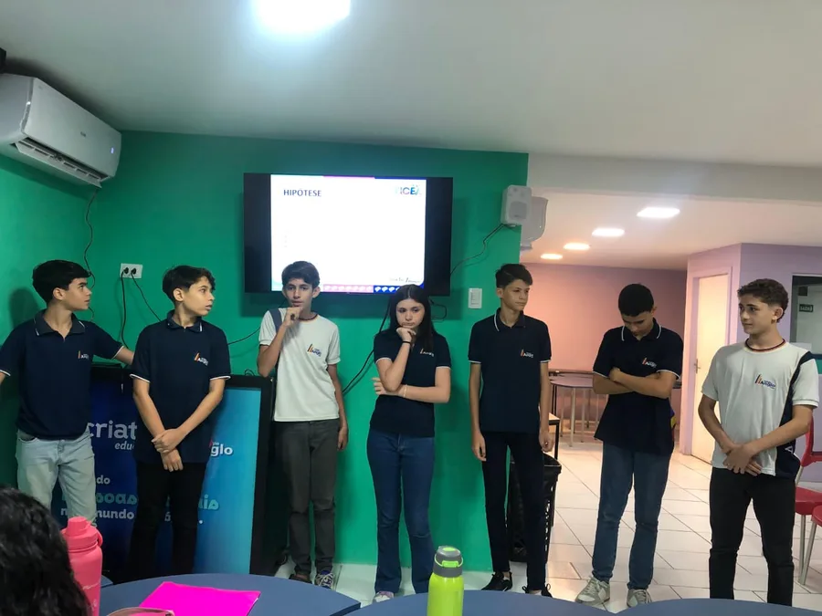 Estudantes apresentando um seminário da FICE no Espaço Criatto