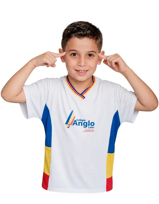 Estudante do Anglo Tamarineira com uniforme da escola