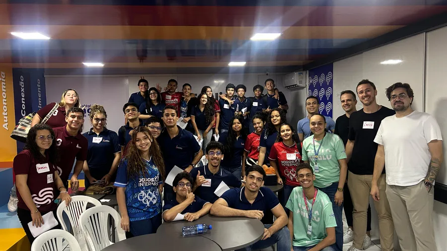 Equipes de estudantes e mentores reunidas no Ideathon