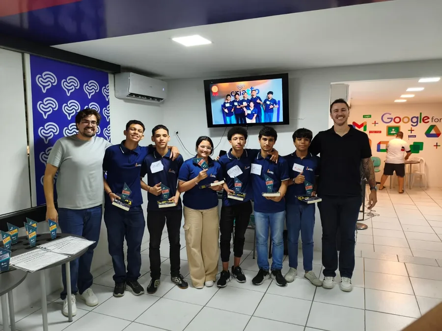 Estudantes e mentores na premiação do Ideathon